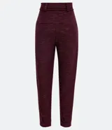 Pantalón jogger color borgoña confeccionado en malla flamê texturizada, con cintura con trabillas largos, cordón para amarre, pliegues delanteros y barra ajustada con pliegues.