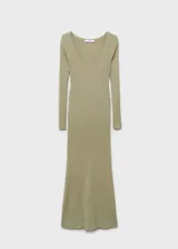 Vestido midi de punto acanalado en color verde oliva, con diseño entallado, cuello escotado y mangas largas.