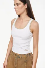 Musculosa de algodón color blanco con ribetes en tono tostado en el escote y las sisas, con detalle de bordado en el bajo.