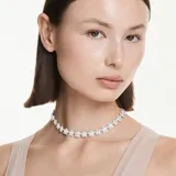 Collar bañado en rodio de la colección Ariana Grande x Swarovski, compuesto por una cadena de flores con centros de cristal y pétalos con pavé.