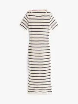 Vestido largo de punto calado a rayas horizontales color crudo y azul marino, de manga corta y corte recto con aberturas laterales.