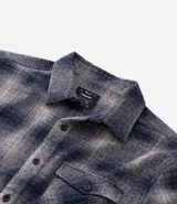 Camisa de franela a cuadros azul marino y beige, de corte comfort, con cuello inglés, abotonadura frontal, manga larga y bolsillo en el pecho.