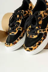 Championes de cuero sintético color beige con detalles plateados.