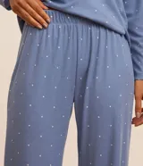 Pijama largo de dos piezas color celeste con lunares blancos. La parte superior es una blusa de manga larga con escote en V, y la parte inferior es un pantalón con cintura elástica.