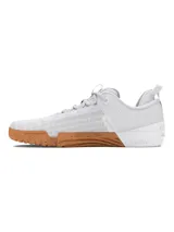 Championes de entrenamiento Under Armour TriBase Reign 6, color blanco con suela de goma color caramelo con efecto moteado. Presentan tecnología UA TriBase para mayor contacto con el suelo, parte superior de malla transpirable y refuerzos estratégicos para estabilidad en levantamientos y movimientos dinámicos.