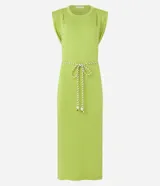 Vestido midi verde con cuello redondo y hombreras. Incluye cinturón de cordón a juego.