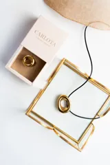 Anillo dorado de acero quirúrgico con baño de oro de 18k, de estilo minimalista.