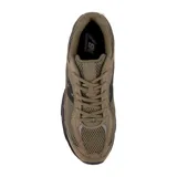 Championes New Balance modelo 509, color marrón con detalles en negro. Presentan una construcción de malla y cuero, con entresuela de amortiguación C-CAP y suela de caucho para mayor tracción.