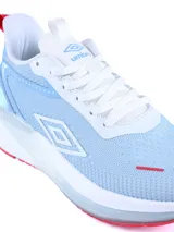 Championes deportivos Umbro modelo Pure Step, color celeste con detalles en blanco y rojo. Presentan una capellada de malla transpirable, suela con amortiguación y logo de la marca en el lateral.