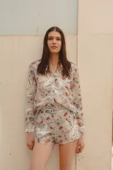 Short gris con estampado de besos y lobos, de lino y algodón, con cintura elástica.