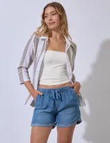 Camisa de algodón marca Dash, de diseño abierto con rayas verticales en tonos marrón y blanco, cuello con solapa, cierre frontal de botones y mangas tres cuartos.