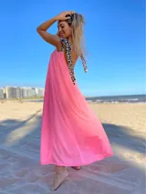 Vestido largo fucsia con breteles finos con estampado animal print.