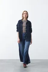 Remera de manga corta con cuello redondo a la base, de calce clásico y diseño minimalista con ruedo redondeado.