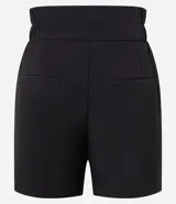 Bermuda roja de poliéster con cintura elástica, bolsillos laterales y cierre con cremallera y botones.