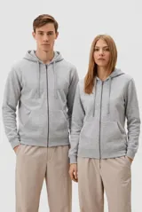 Campera deportiva unisex con capucha, cierre frontal completo, bolsillos tipo canguro y puños acanalados.