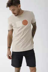 Remera celeste de corte clásico con cuello redondo y manga corta. Estampado pequeño en el pecho.