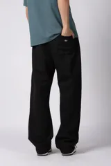 Pantalón de jogging de corte recto y fit relajado, confeccionado en tejido de algodón de color gris azulado. Presenta una caída amplia, cintura elástica y un pequeño logo bordado en la parte superior del muslo.