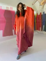 Poncho de seda pintada a mano, con diseño desestructurado y ajuste en el cuello.