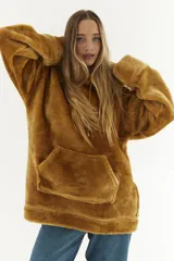 Hoodie color mostaza de piel sintética con capucha, bolsillo tipo canguro y corte oversize.