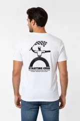 Remera de manga corta color negro, de algodón, con cuello redondo y diseño holgado con estampa frontal.