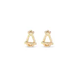 Par de aros pequeños de oro amarillo con forma geométrica triangular y cierre a rosca.