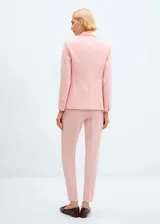 Pantalon de vestir de corte recto y entallado, con diseño clásico de pinzas y cierre frontal. Confeccionado en una mezcla de poliéster, viscosa y elastano, ofrece una estructura elegante ideal para entornos formales u oficina.