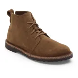 Bota tipo chukka de gamuza en color marrón, con cordones al tono y suela de corcho con base de goma dentada.