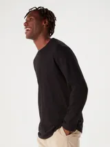 Camiseta blanca de algodón de manga larga y cuello redondo.