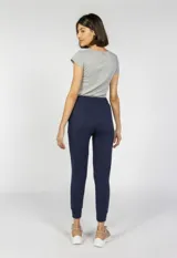 Pantalón de jogging negro con puños elásticos en los tobillos, bolsillos laterales y cordón ajustable en la cintura.