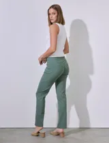 Pantalón de vestir color beige, marca Zac & Rachel, confeccionado en gabardina elastizada. Presenta pretina ancha con faja interna modeladora, largo de pierna con costura frontal pespunteada y bolsillos ojal simulados en la parte trasera.
