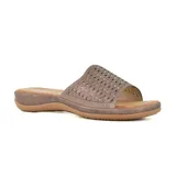 Sandalia casual color beige con capellada calada y suela marrón.