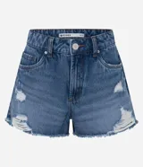 Short de jean de tiro medio con roturas y ruedo desflecado, marca Blue Steel. Presenta bolsillos funcionales y costuras en tono tostado.
