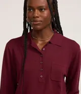 Blusa de punto color marrón, con cuello solapa, abotonado frontal, mangas largas y pequeño bolsillo en el pecho. Diseñada por Blue Steel.