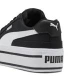 Championes Puma modelo Court Classic Vulc FS Platform, de diseño urbano con plataforma alta. Presentan una capellada de lona negra con la franja característica de Puma en blanco y suela de goma blanca con líneas negras decorativas.