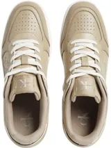Zapatillas urbanas Calvin Klein Jeans color beige, de cuero sintético con logo CK en relieve en el lateral, cordones blancos y suela blanca de goma.