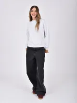 Buzo negro de manga larga con cuello redondo y puños y ruedo acanalados.