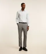 Camisa de corte regular confeccionada en microfibra, con cuello inglés, manga larga y cierre frontal abotonado. Presenta un diseño liso y minimalista, ideal para un estilo formal o de oficina.