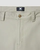 Pantalón chino de hombre color beige claro, de corte recto y holgado, con cierre de botón y cremallera, y bolsillos tipo chino.