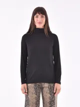 Polera de manga larga en color negro, con cuello alto y ajuste cómodo.