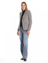 Blazer entallado de tejido jacquard con estampado de pata de gallo en tonos blanco y negro. Presenta cuello con solapas clásicas, cierre frontal con un botón, bolsillos delanteros con solapa y forro interno a tono.