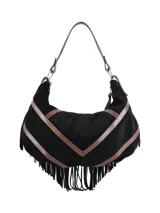 Cartera tipo bolsón de gamuza negra con detalles en cuero liso marrón y flecos largos en todo el borde inferior. Cuenta con una correa de hombro integrada y cierre central.