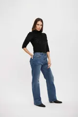 Top de manga larga con cuello alto, confeccionado en tela con textura aterciopelada y estampado animal print en tono sobre tono.