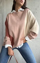 Sweater de punto con diseño color block en tonos tierra, cuello redondo y mangas largas con puños acanalados.