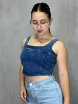 Top de jean azul con breteles anchos y corte crop.