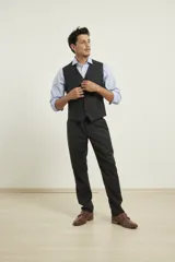 Chaleco de vestir de corte clásico con cinco botones frontales, bolsillos laterales simulados y presilla trasera regulable para un ajuste personalizado.