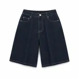 Bermuda baggy 3/4 de denim azul raw, con cintura semi-elástica en la parte trasera, cierre frontal con botón y bolsillos.