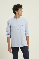 Camisa de lino color salmón con cuello mao, manga larga y bolsillo de parche en el pecho.