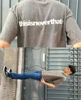 Remera gris oscura de algodón con corte boxy y estampado pequeño en el frente.