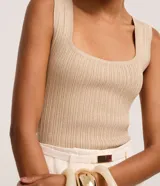 Blusa Cortelle sin mangas de tejido de punto acanalado negro con efecto metalizado, tirantes anchos y escote cuadrado.