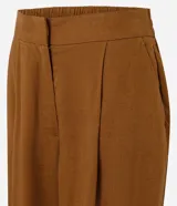 Pantalón wide leg de corte amplio y fluido, confeccionado en mezcla de viscosa y lino. Presenta pinzas en la parte delantera y cintura elastizada en la espalda.